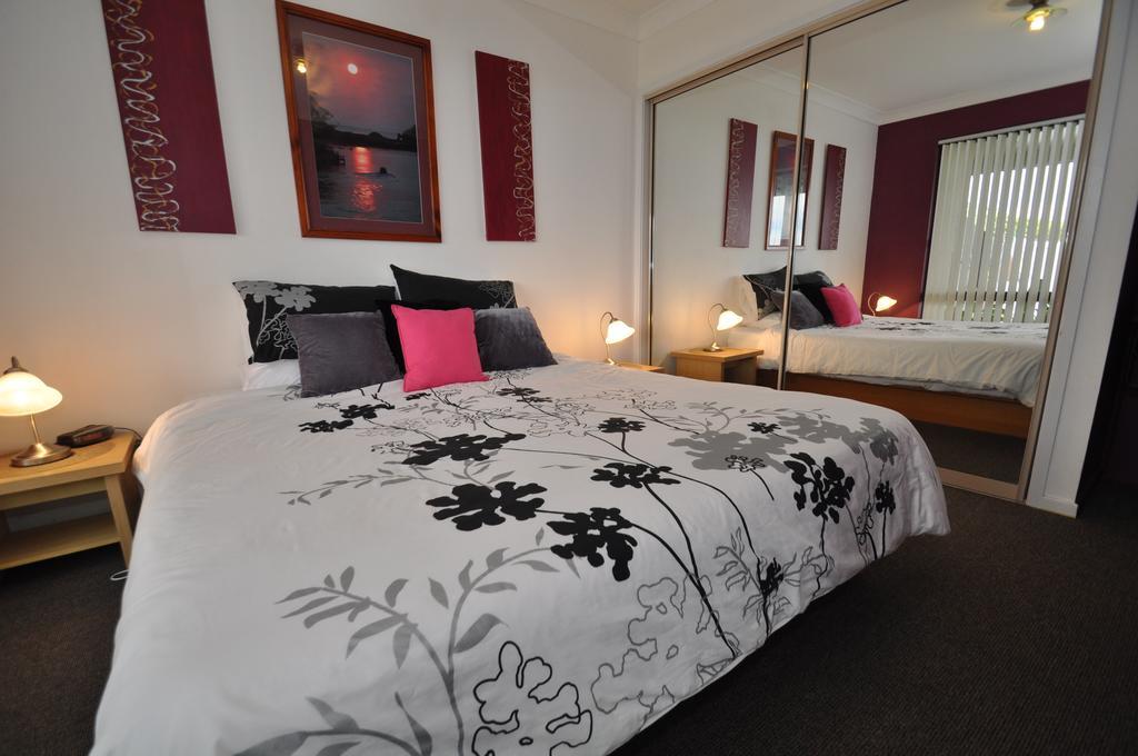 Beachfront Apartments Narooma Room photo