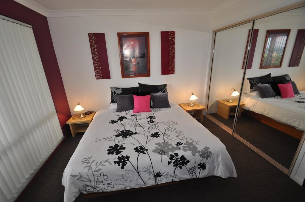 Beachfront Apartments Narooma Room photo